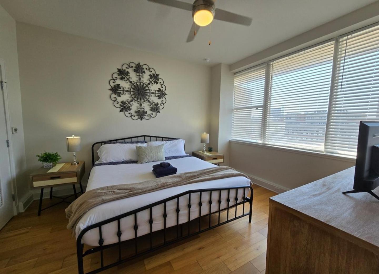 Amazing Condos Beautiful View 2 Blocks To French Quarter, Small Rooftop Pool, Gym, Seanger Theater, Super Dome, And Bourbon St ニューオーリンズ 部屋 写真
