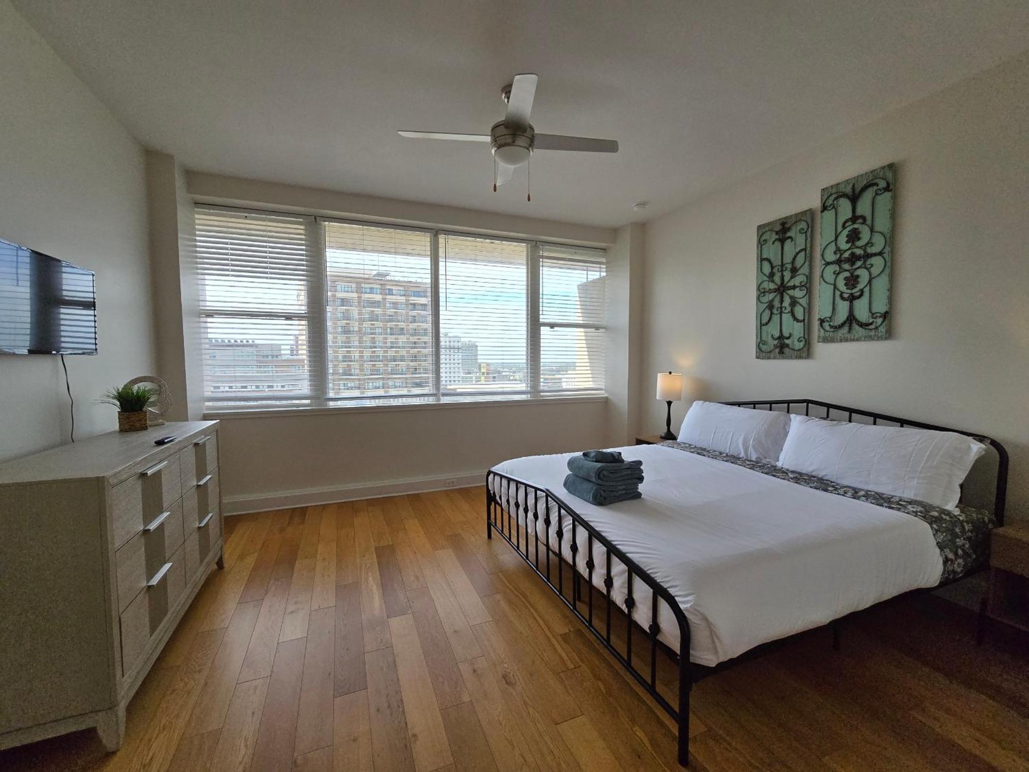Amazing Condos Beautiful View 2 Blocks To French Quarter, Small Rooftop Pool, Gym, Seanger Theater, Super Dome, And Bourbon St ニューオーリンズ 部屋 写真