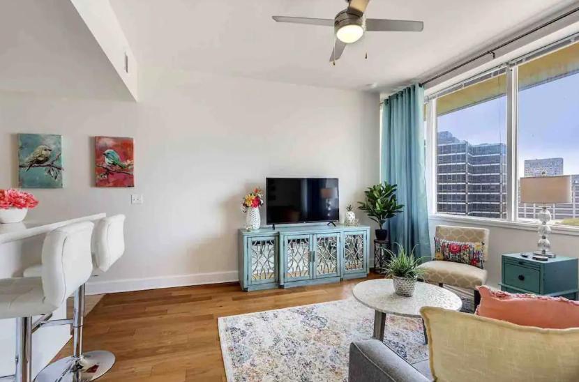 Amazing Condos Beautiful View 2 Blocks To French Quarter, Small Rooftop Pool, Gym, Seanger Theater, Super Dome, And Bourbon St ニューオーリンズ 部屋 写真