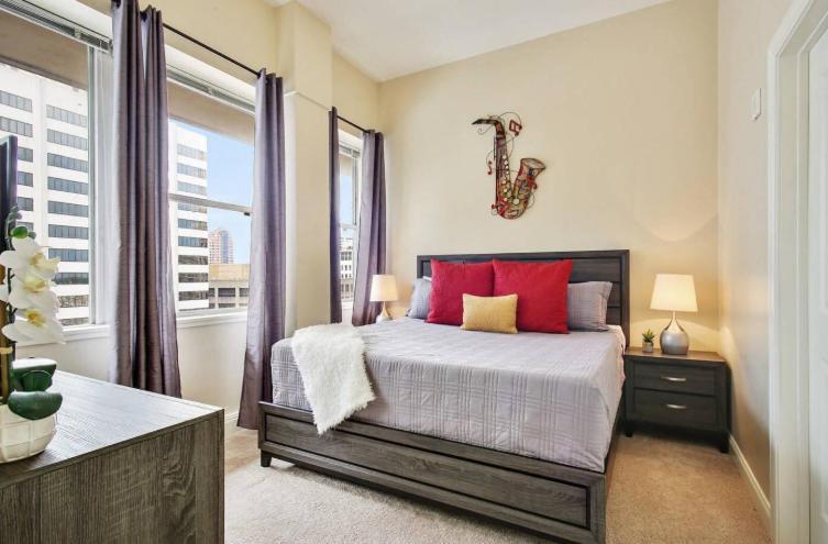 Amazing Condos Beautiful View 2 Blocks To French Quarter, Small Rooftop Pool, Gym, Seanger Theater, Super Dome, And Bourbon St ニューオーリンズ エクステリア 写真