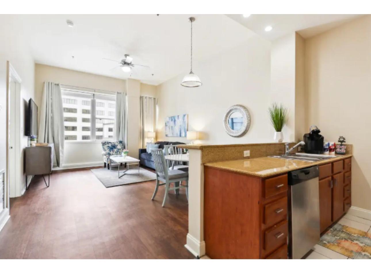 Amazing Condos Beautiful View 2 Blocks To French Quarter, Small Rooftop Pool, Gym, Seanger Theater, Super Dome, And Bourbon St ニューオーリンズ 部屋 写真